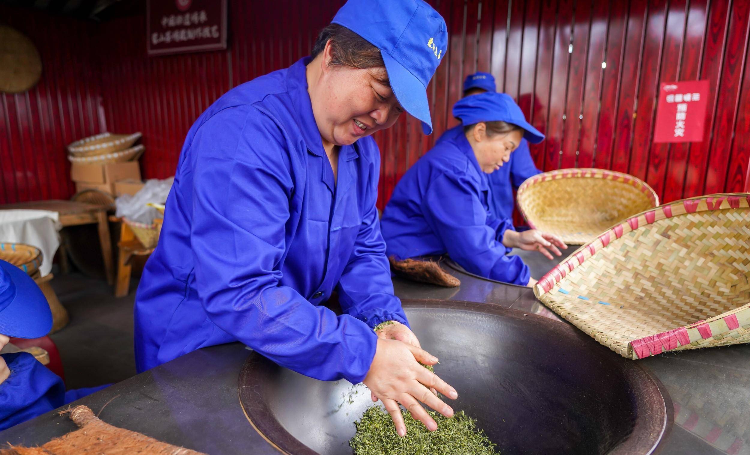 Mount Mengding - hand-fried tea making